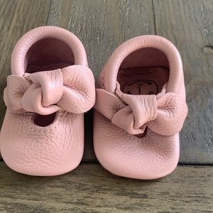 Freshly Picked Baby Pink Soft Sole Leather Bow Moccasins Size 1 almost new!